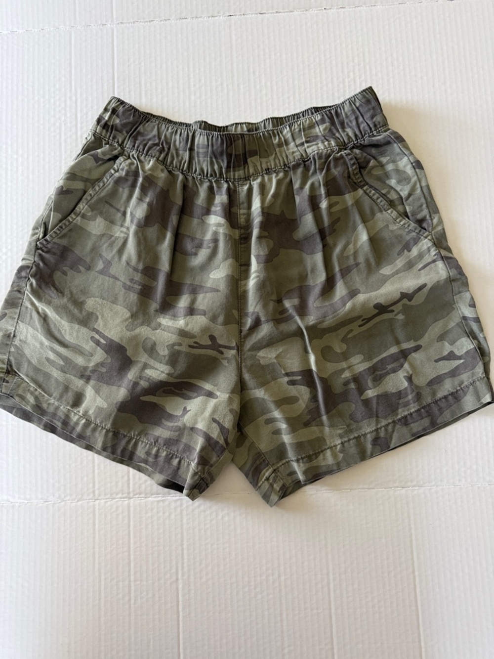 Casual Women's Camouflage Elastic-Waist Shorts - Olive Camo